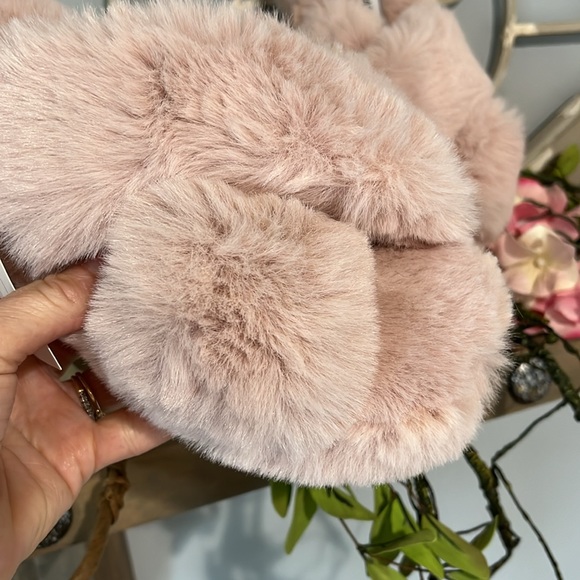 Steve Madden Slipper Pink Fluffy Comfy Slides House Shoe Women 7 8 Plush Slip On - Picture 5 of 12